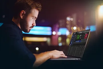 উৎসবের মুহূর্তে ঐতিহ্যবাহী পোশাক পরা এক আনন্দিত নারী তার স্মার্টফোন ব্যবহার করছেন, যা দেখায় 457BD অ্যাপ কীভাবে দৈনন্দিন জীবনের সঙ্গে সহজে মানিয়ে যায়।